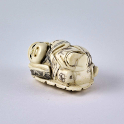 Нэцкэ Ребенок карако на огромном листе