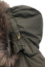 Оливковая удлиненная куртка с натуральной опушкой PULKA