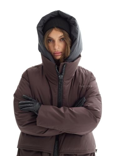 Шоколадный пуховик с акцентной молнией