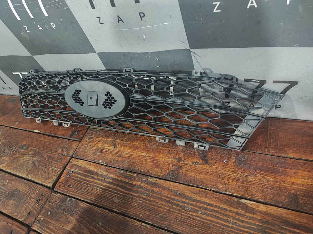 Решетка радиатора LADA Vesta 15-нв Б/У Оригинал 8450006673