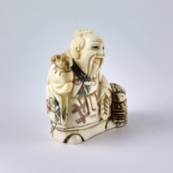 Нэцкэ Рыбак с корзиной священного карпа и мешочком риса