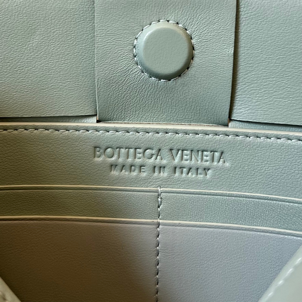 Bottega Veneta Cassette Pouch On Strap 22 cm
