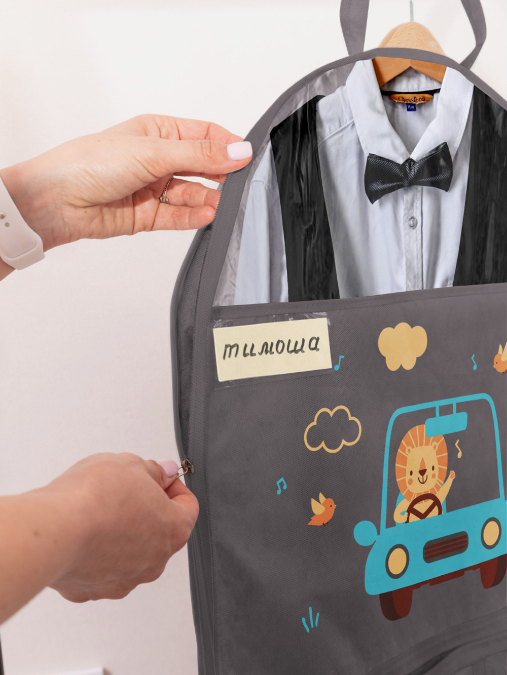 Детский чехол с карманами 80х50. Львенок в машине