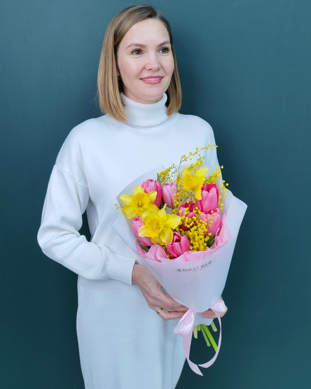 Весенний букет из мимозы,тюльпанов и нарциссов(00460)