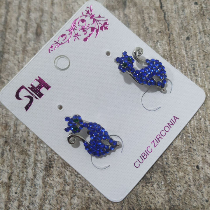 Серьги-гвоздики Кошечка грациозная стразы цвет синий металл серебристый