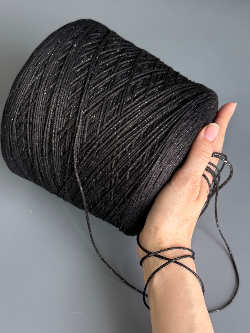 Пряжа Industria Italiana Filati DARLING (64% органичнский хлопок, 20% па, 16% люрекс), 220м/100 гр, чрный с серебряно-золотым люрексом