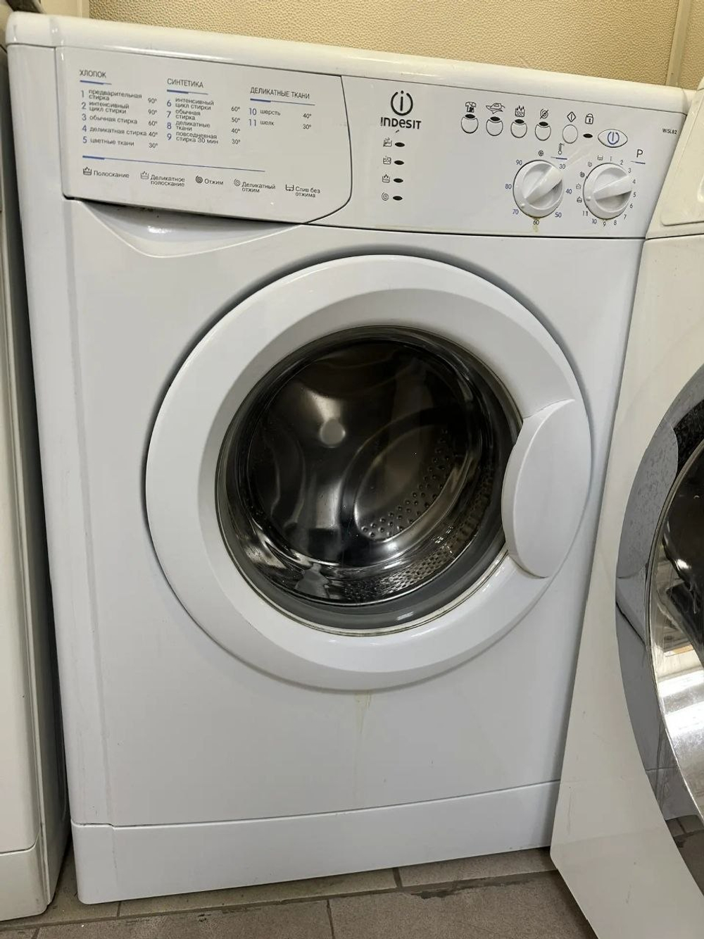 Стиральная машина Indesit WISL 82 б/у фронтальная 4 кг 800 об/мин