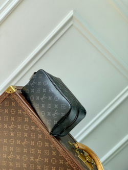 Louis Vuitton Locker Dopp Kit