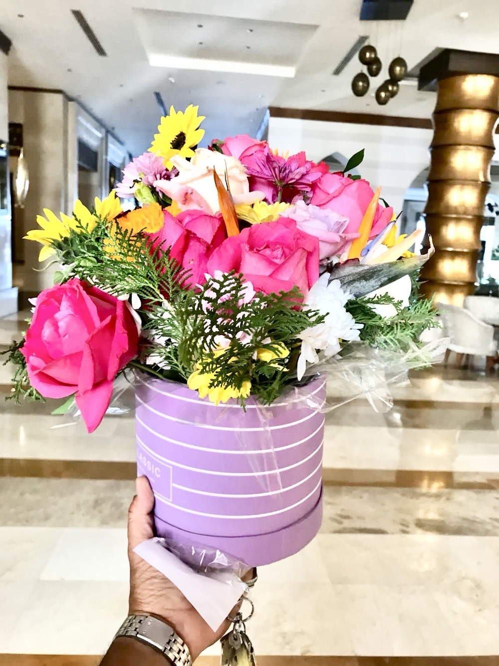 Розы, хризантемы и зелень в коробке