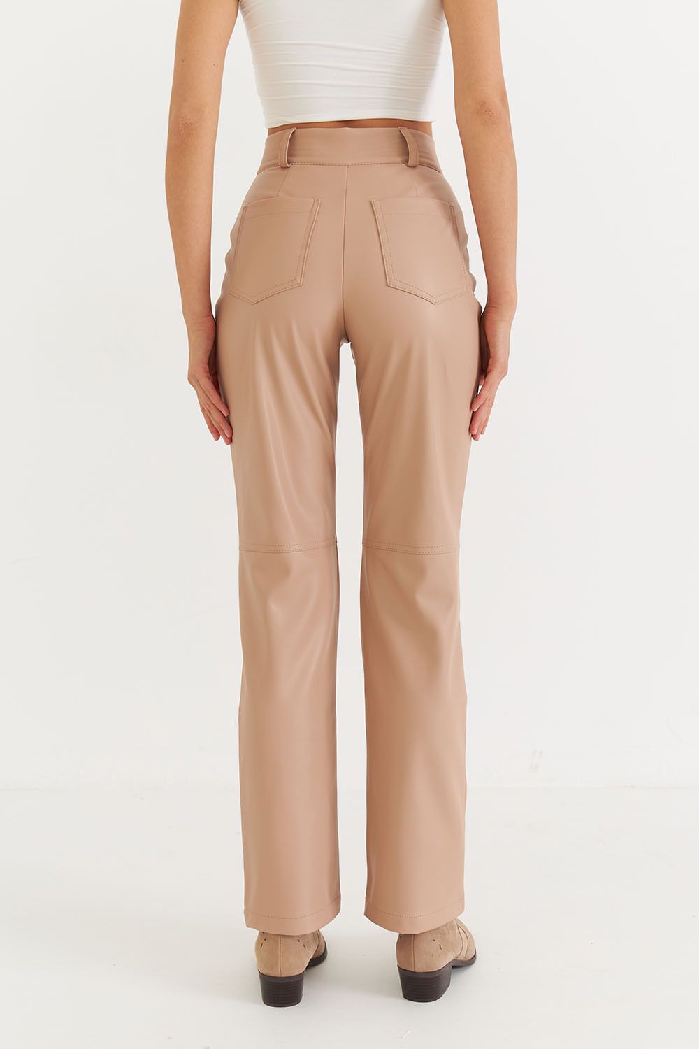 Брюки из экокожи прямые бежевого цвета