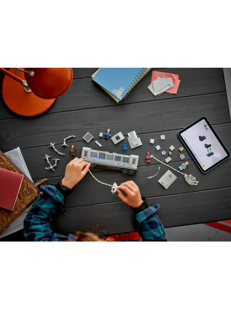 Конструктор Marvel 76321 Человек-паук против Дока Ока