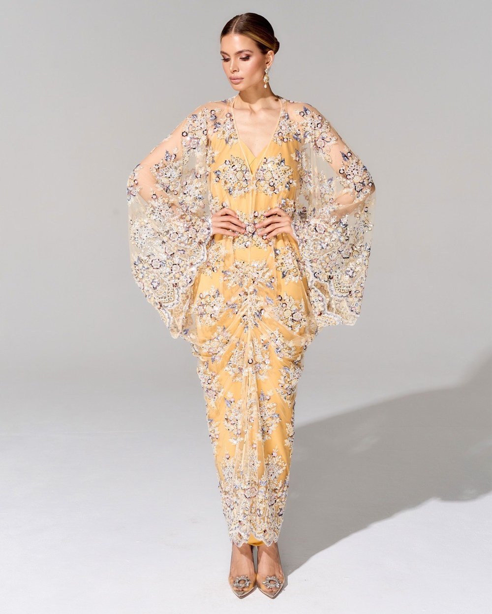 Платье с вышивкой ручной работы