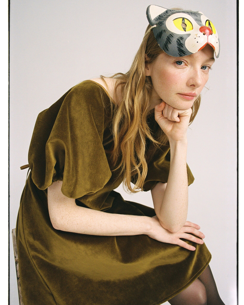 Платье с запахом на спине и рукавами-фонариками из бархата,"Оливки в мартини"