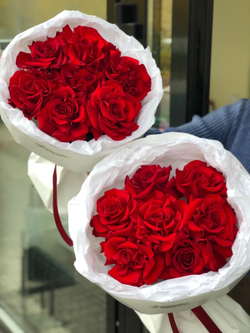 Ажурные розы в белой упаковке