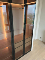 Индивидуальная гардеробная с подсветкой и стеклянными дверями – идеальное решение