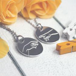 Парные круглые кулоны для двоих с гравировкой на заказ