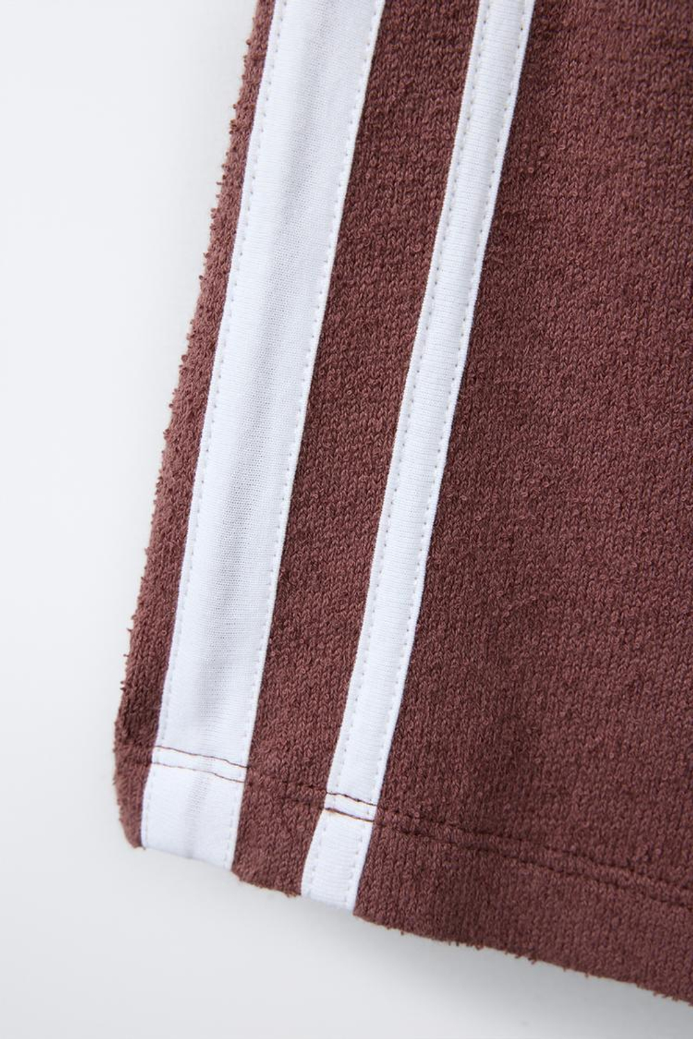 ZARA ШОРТЫ-БЕРМУДЫ ИЗ МАХРОВОЙ ТКАНИ С ПОЛОСАМИ ПО БОКАМ, КОРИЧНЕВЫЙ