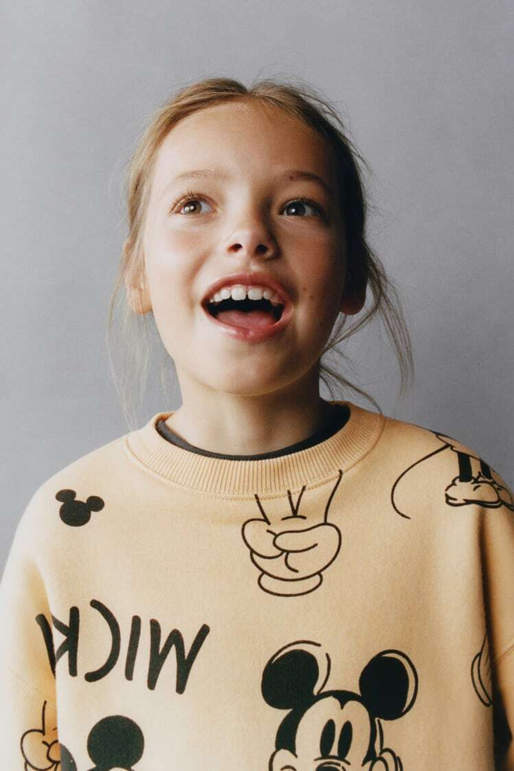 ZARA ТОЛСТОВКА С ПРИНТОМ © DISNEY, ОХРА