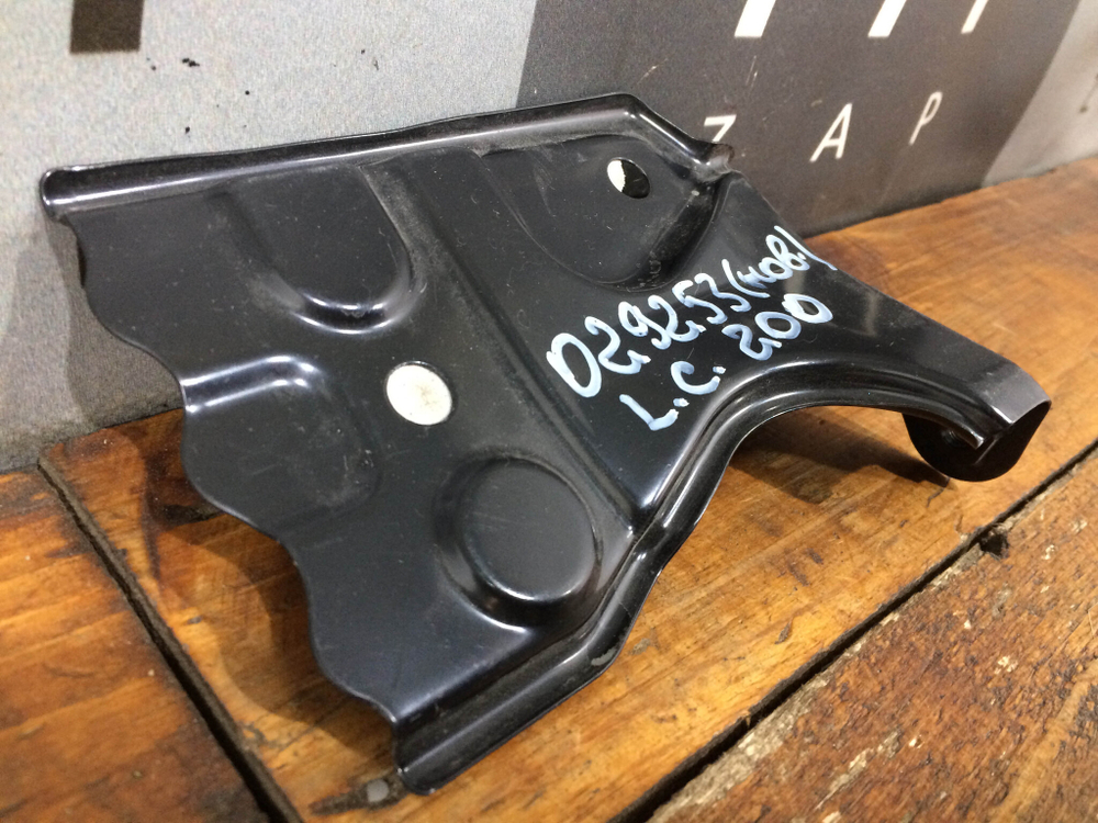 Кронштейн радиатора LC 200 LX570 15-21 Новый Оригинал 5325760100