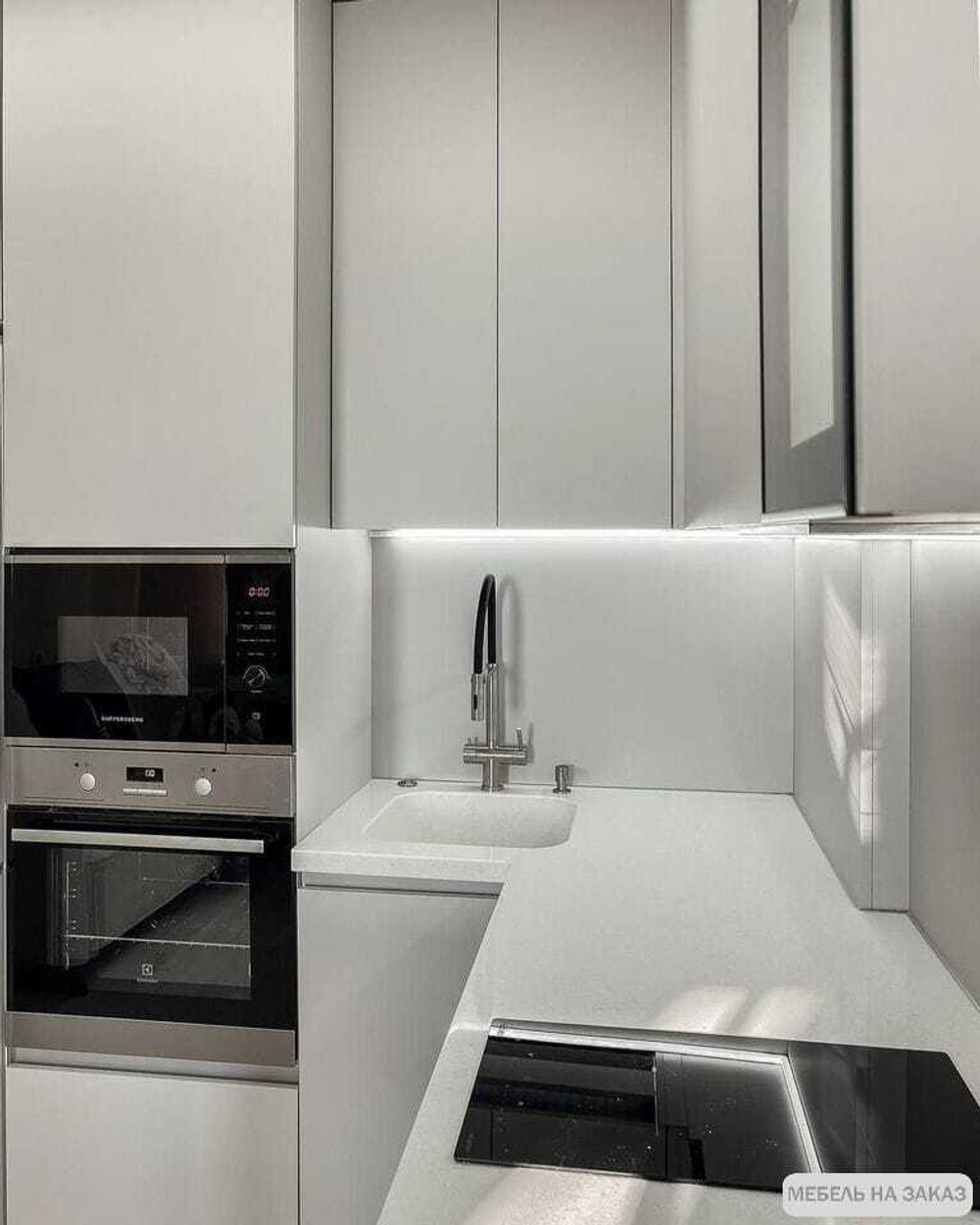 Белая кухня в потолок