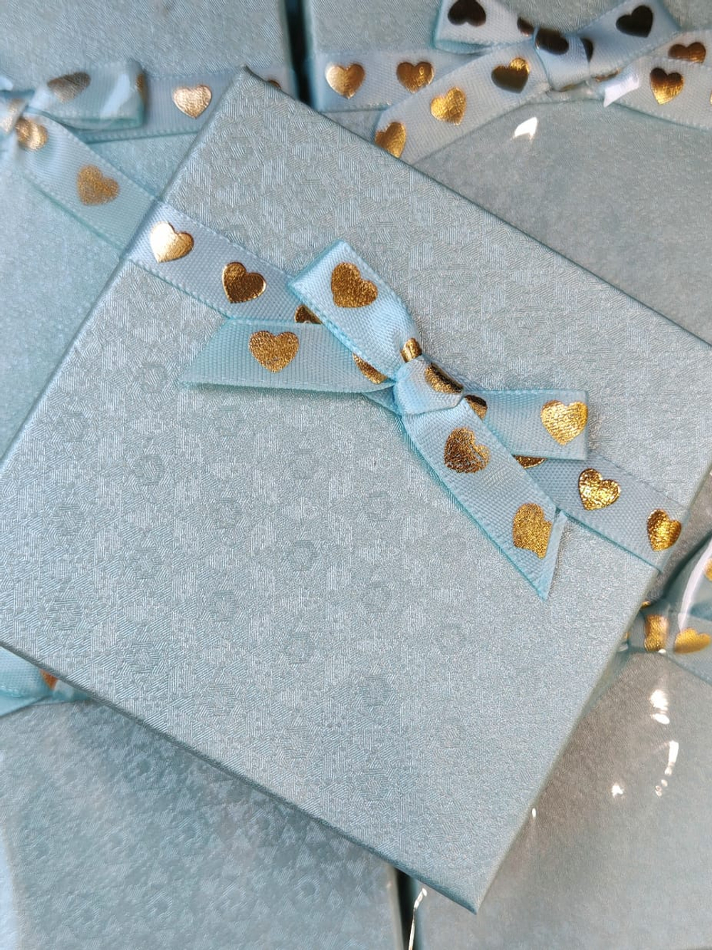 кр9-гс Коробочка голубая с лентой и сердечками 9см