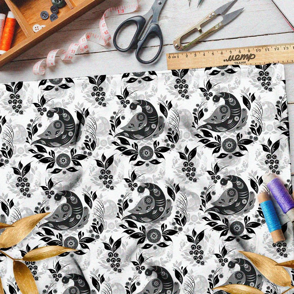 Ткань лён чёрные голуби и черника на белом фоне