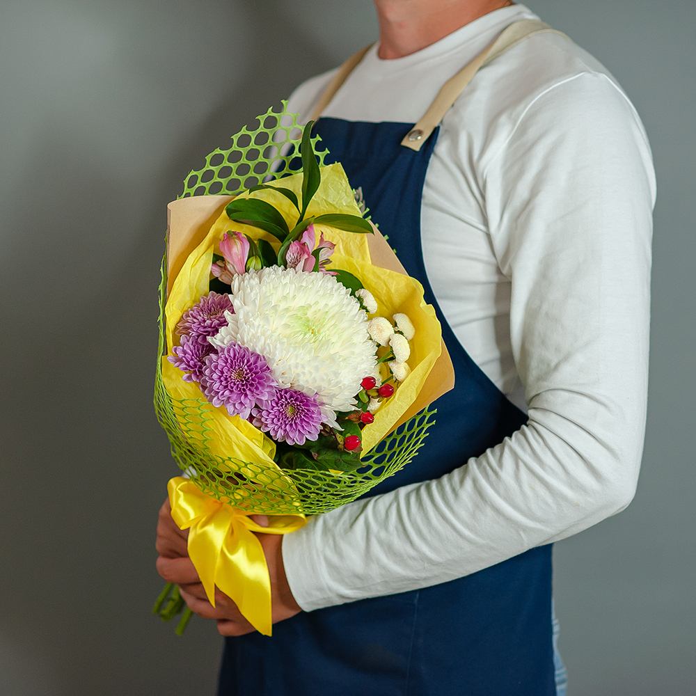 Сборный мини букет в ярком оформлении