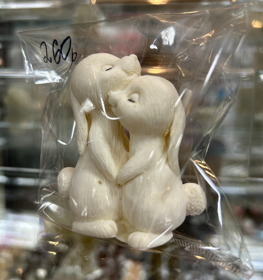 Фигурка из шоколадной глазури "Зайки"