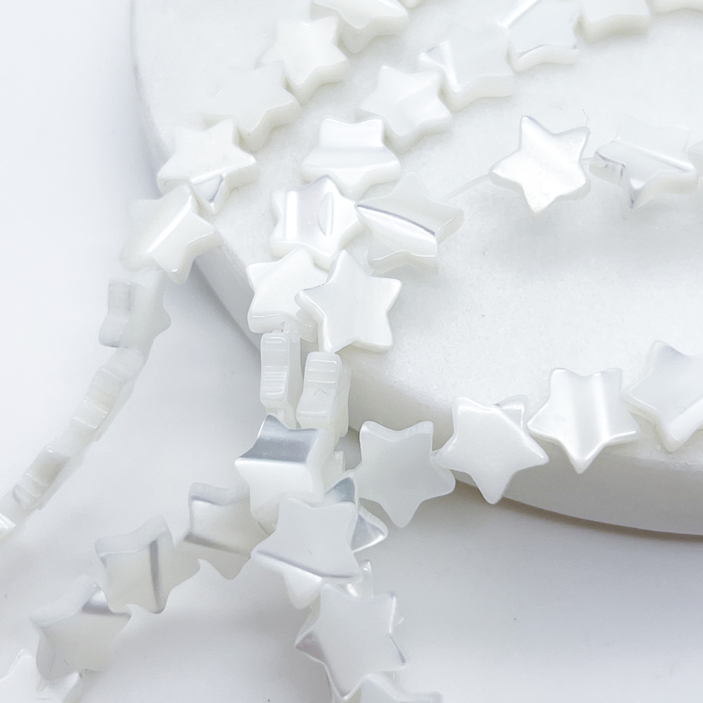 Перламутр Звездочка, цвет белый, размер около 8 мм, цена за 12 шт (1/4 нити)