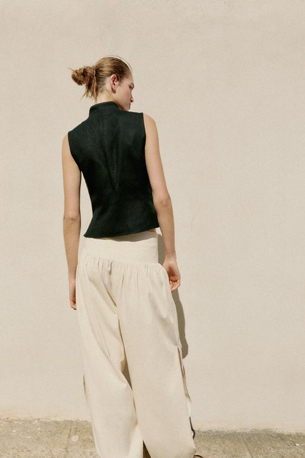 ZARA ОБЛЕГАЮЩИЙ ЖИЛЕТ С НАВЕСНЫМИ ПЕТЛЯМИ, ЧЕРНЫЙ