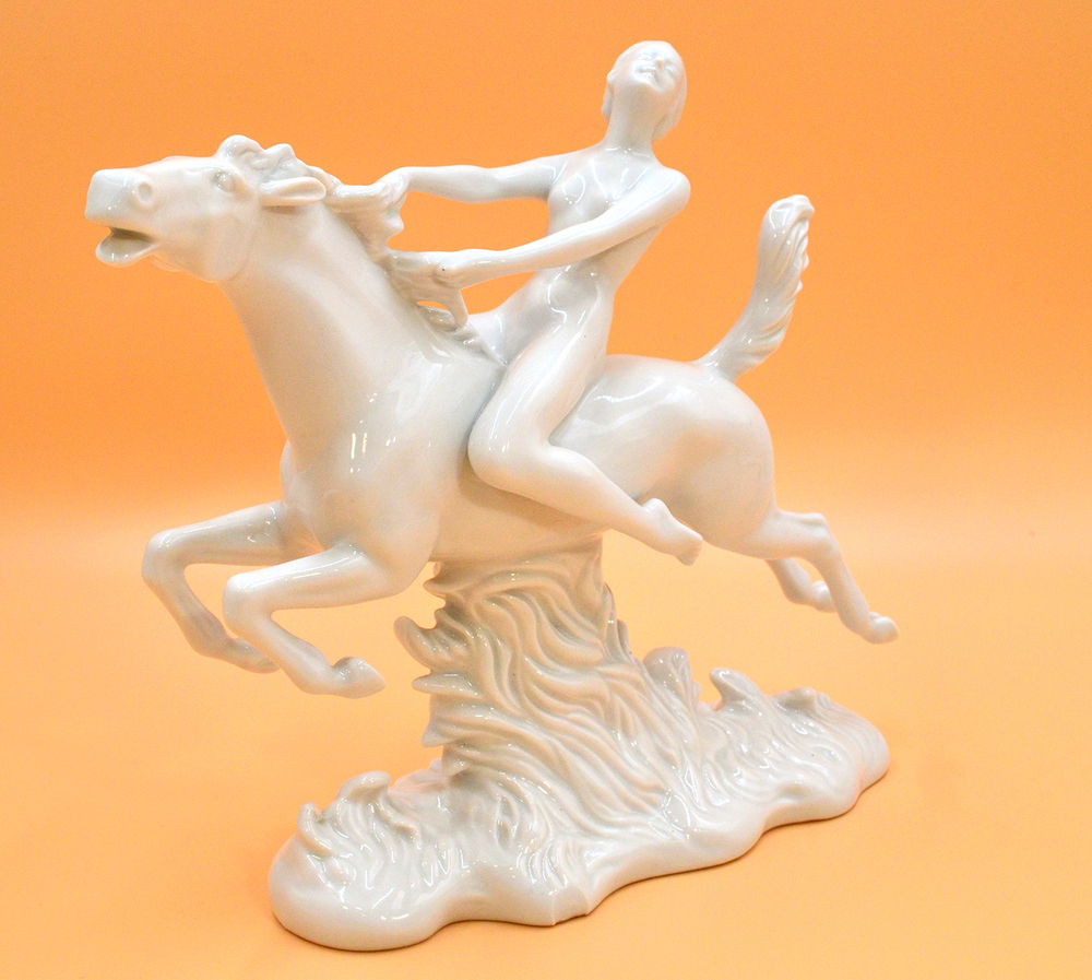 Фарфоровая статуэтка "Огненный всадник" (Feuerreiterin). Фарфор, глазурь. Валлендорф. до 1953 г.