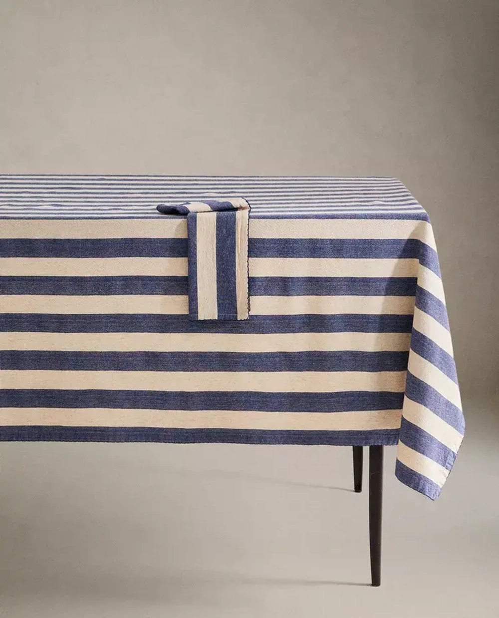 ZARA HOME БАЗОВАЯ СКАТЕРТЬ В ПОЛОСКУ, ЭКРЮ/СИНИЙ