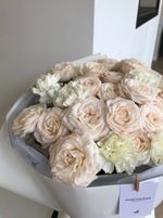 Сборный букет с кустовой пионовидной розой и диантусами в оформлении