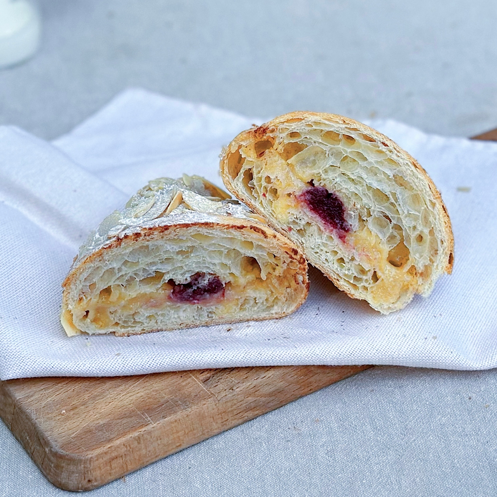 Миндальный круассан с брусникой, 110 г