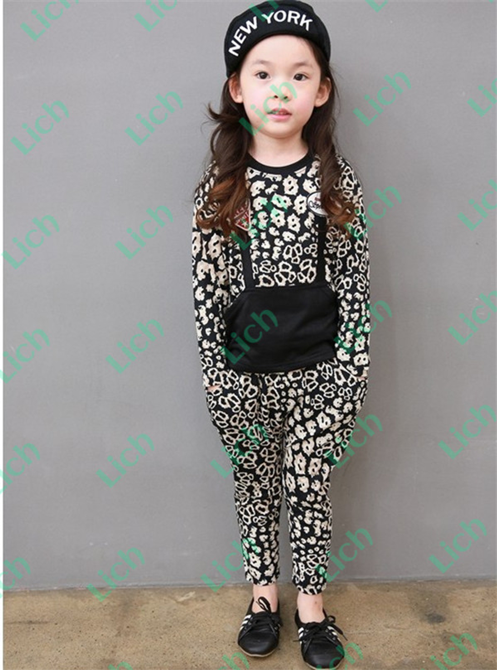 Костюм детский из толстовки и брюк с анималистическим принтом