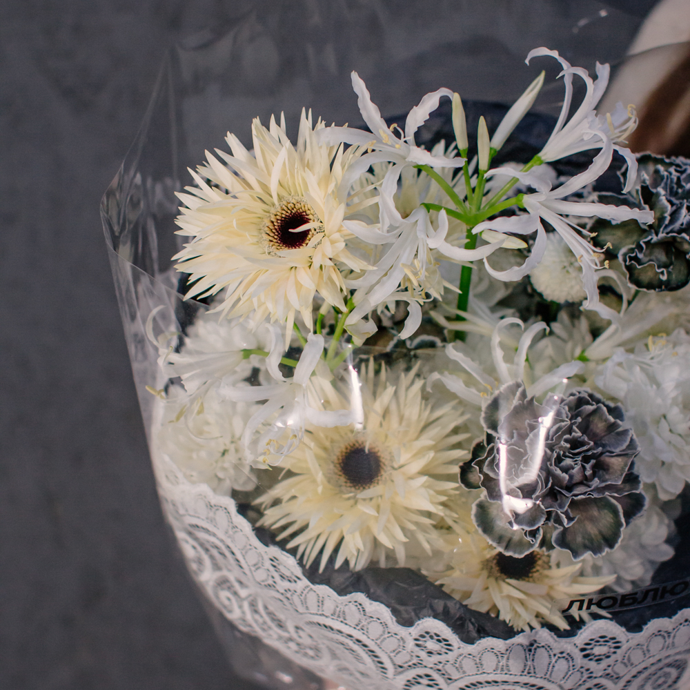 111. Кружевной авторский букет с нерине и диантусами