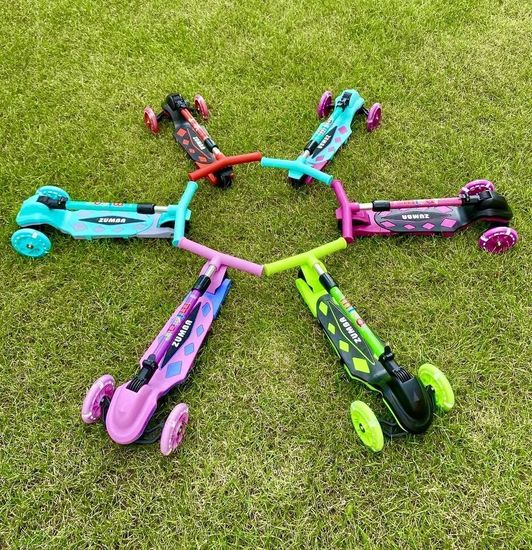 Самокат трехколесный со светящимися колесами Micar Zumba 2022 чёрный, зеленый