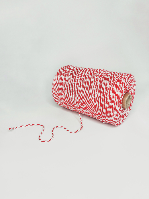 Красно-белый хлопковый шпагат, 740м (ширина 2,5-3 мм)