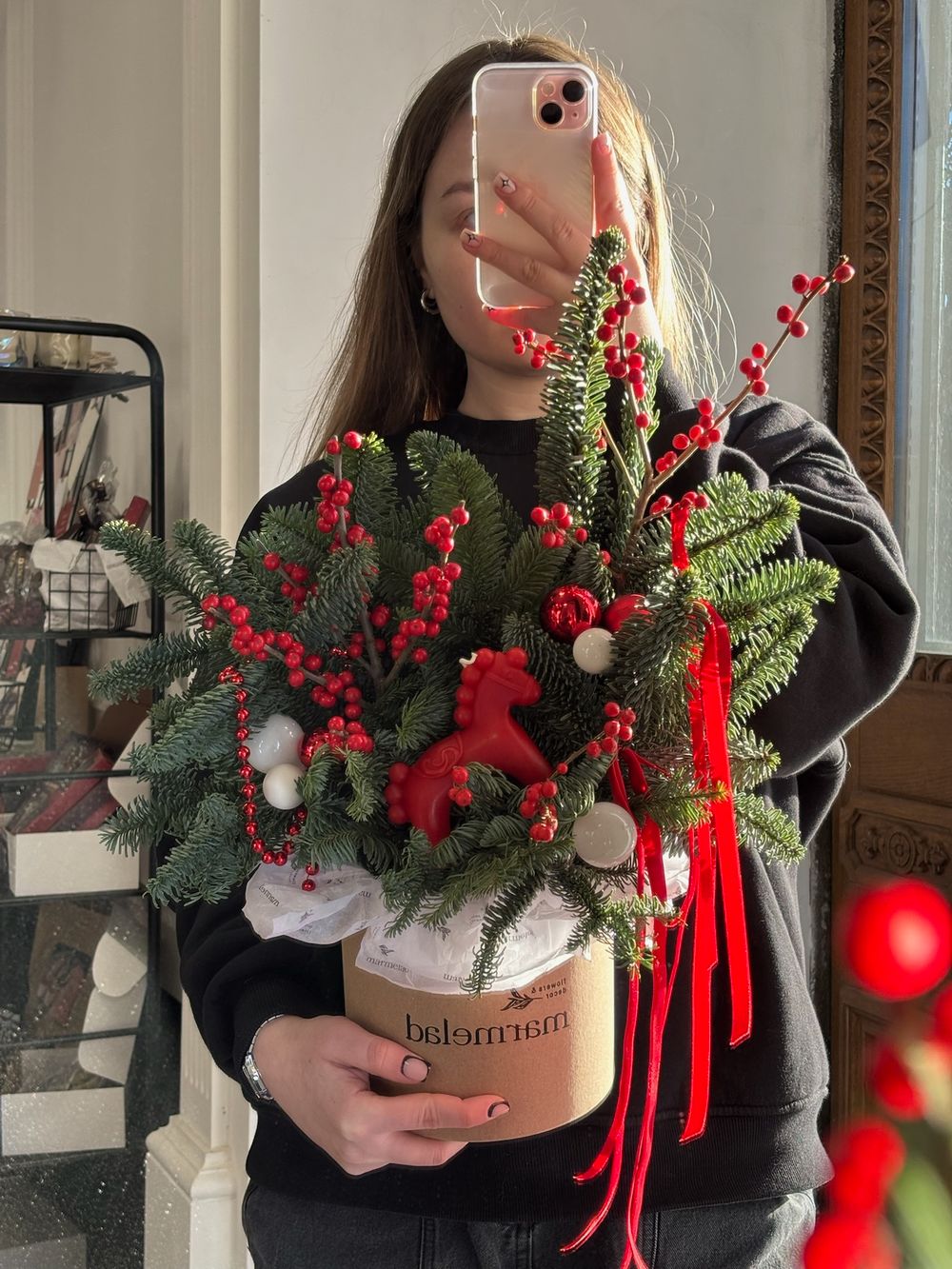 Композиция из хвои с илексом и свечой