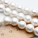 "Майорка" с эффектом фольга, цвет белый, диаметр около 10,2-10,4 мм, цена за 9 шт (1/4 нити)