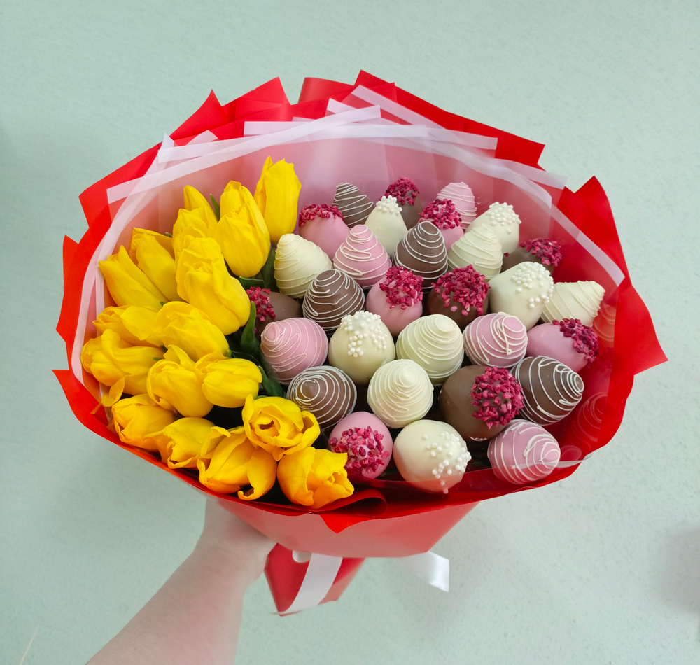 Тюльпаны и клубника в шоколаде