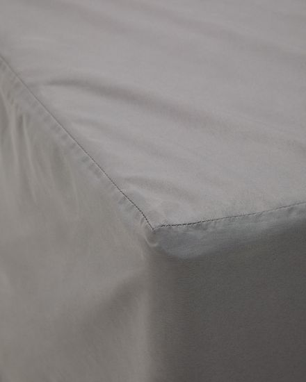 Protect your outdoor furniture from light and rain with ths cover, thanks to its water-repellent sy