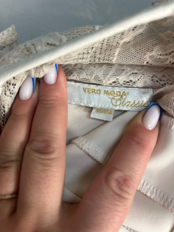 Блузка Vero Moda с кружевными вставками, визуально на 42 размер