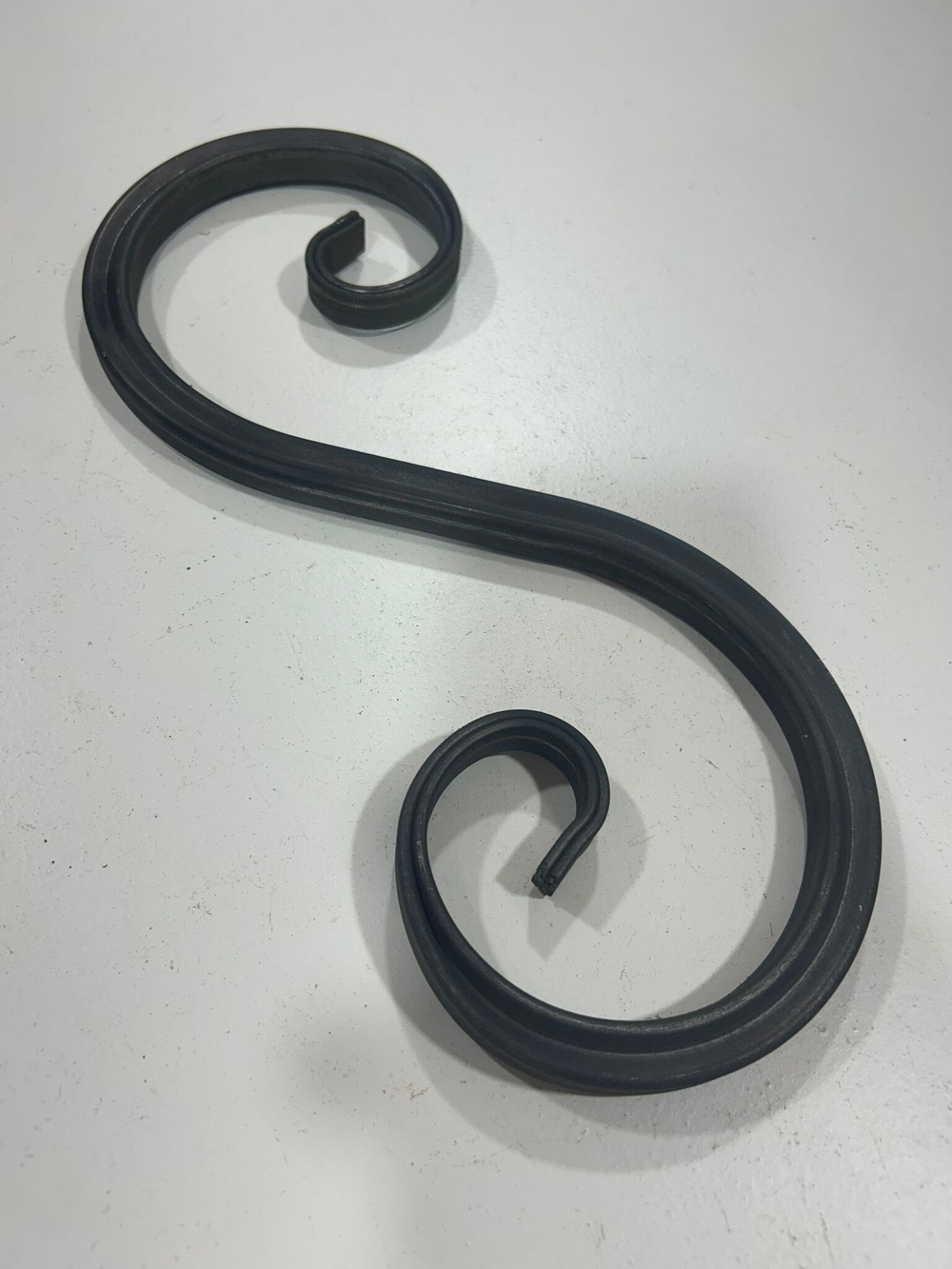 Кованый элемент Волюта 330x130мм профильная труба 15х15мм