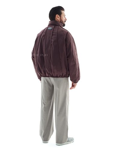 Утепленный шоколадный бомбер с рельефными швами