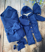 Вязаный комплект на выписку 5 предметов  (Одеяло утеплен., бант, пинетки, комбинезон, шапка) (Цвет: Синий)