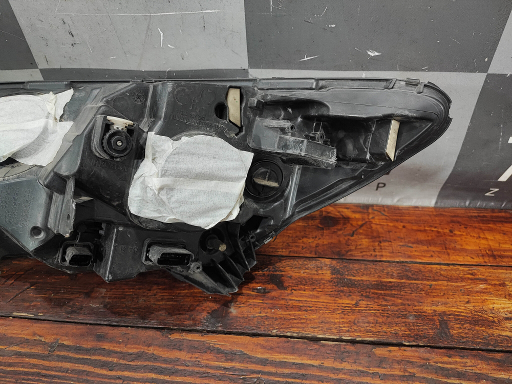 Фара правая галоген Renault Kaptur 16-22 Б/У Оригинал 260108765R
