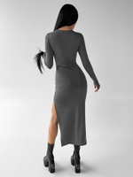 Платье 711 удлиненное однотонное с разрезом по ноге и прорезью для пальца