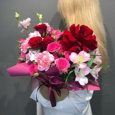 Цветы в коробке "Космос" (Французская Роза, Роза кустовая, Альстромерия, эустома, диантус)