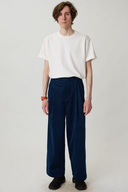 Брюки мужские со складками из синего вельвета